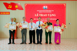 ĐẢNG ỦY XÃ TÂN HƯNG TỔ CHỨC LỄ TRAO TẶNG HUY HIỆU ĐẢNG ĐỢT 19-5