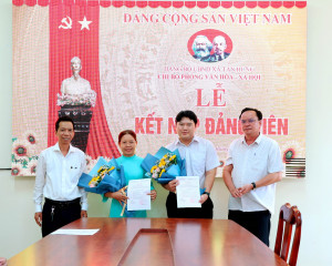 CHI BỘ PHÒNG VĂN HÓA - XÃ HỘI TỔ CHỨC LỄ KẾT NẠP ĐẢNG VIÊN MỚI