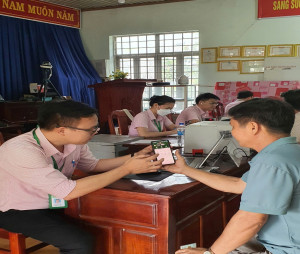 GIẢI NGÂN BẰNG CHUYỂN KHOẢN BƯỚC CHUYỂN ĐỔI THIẾT THỰC CỦA NHCSXH HỚN QUẢN