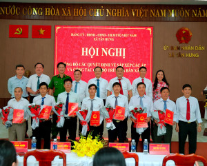 XÃ TÂN HƯNG CÔNG BỐ NGHỊ QUYẾT VÀ CÁC QUYẾT ĐỊNH VỀ SẮP XẾP ẤP, TỔ CHỨC ĐẢNG VÀ NHÂN SỰ Ở CƠ SỞ