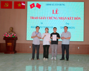 UBND XÃ TÂN HƯNG TRAO GIẤY CHỨNG NHẬN KẾT HÔN