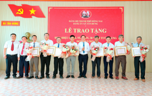 TÂN HƯNG TRAO HUY HIỆU ĐẢNG CHO 16 ĐẢNG VIÊN