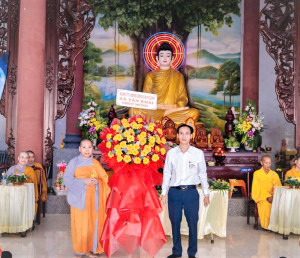 ng Đặng Bá Báu - Đảng ủy viên, Trưởng phòng VH-XH đã trao tặng lãng hoa của Đảng uỷ-HĐND-UBND-UBMTTQ Việt Nam xã chúc mừng chùa Thanh Lâm nhân dịp Lễ Vu Lan - Báo hiếu Dương lịch 2025.