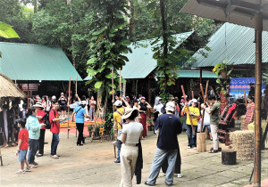 Du khách thăm quan và thưởng thức các tiết mục văn hóa, văn nghệ tại Khu di tích Lịch sử Địa đạo Củ Chi.