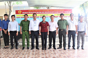 Đồng chí Quách Thị Ánh - TUV, BT Đảng ủy và đồng chí Nguyễn Tín Nghĩa - PBT ĐU, CT UBND xã cùng lãnh đạo xã thăm Trung tâm Phục vụ hành chính công xã.