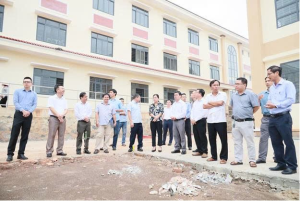 THƯỜNG TRỰC ĐẢNG ỦY KIỂM TRA TIẾN ĐỘ THI CÔNG VÀ CÔNG TÁC CHUẨN BỊ NĂM HỌC MỚI TẠI TRƯỜNG THCS TÂN KHAI