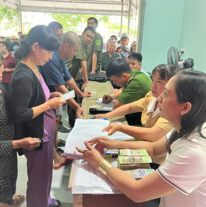 Bà con Nhân dân xã Tân Khai phấn khởi đến nhận quà tại các điểm do UBND xã bố trí.