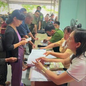 Xã Tân Khai tặng quà cho bà con nhân dân đến hết ngày 15/9