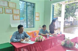 Đồng chí Nguyễn Viết Đợi - Ủy viên Ban Thường vụ Đảng ủy, PCT UBND xã thăm, nắm tình hình Nhân dân tại thôn Tân Lập.