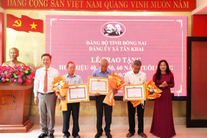 TÂN KHAI TRAO TẶNG HUY HIỆU CAO TUỔI ĐẢNG CHO CÁC ĐẢNG VIÊN