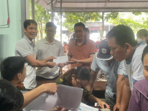 TÂN KHAI: LÃNH ĐẠO XÃ THĂM, ĐỘNG VIÊN CÁC TỔ CÔNG TÁC CẤP PHÁT QUÀ 2/9