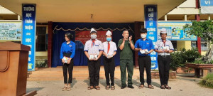 Các em học sinh Trường THCS Tân Khai thực hiện các nhiệm vụ năm học 2024-2025. Ảnh: Trường THCS Tân Khai.