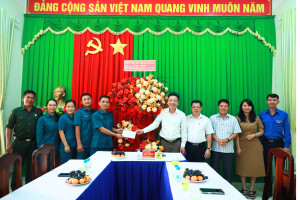 THƯỜNG TRỰC ĐẢNG ỦY XÃ THĂM, CHÚC MỪNG CÁN BỘ, CHIẾN SĨ BAN CHỈ HUY QUÂN SỰ XÃ NHÂN KỶ NIỆM 81 NĂM NGÀY THÀNH LẬP QUÂN ĐỘI NHÂN DÂN VIỆT NAM (22/12/1944 - 22/12/2025)
