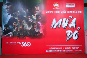 TÂN KHAI: KHOẢNG 300 CÁN BỘ CÔNG CHỨC, ĐOÀN VIÊN THANH NIÊN, NHÂN DÂN ĐẾN UBND XÃ XEM PHIM “MƯA ĐỎ”