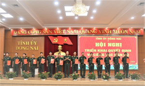 Thiếu tá Cao Minh Thanh – Phó tham mưu Trưởng Ban chỉ huy phòng thủ Khu vực 04 – Bình Long được bổ nhiệm Chỉ huy Trưởng ban chỉ huy quân sự cấp xã Tân Khai (Người ngoài cùng bên phải ảnh)..