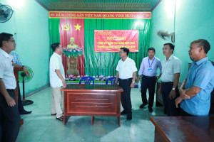 CHỦ TỊCH UBND XÃ NGUYỄN TÍN NGHĨA KIỂM TRA CÁC ĐIỂM BỎ PHIẾU BẦU CỬ TRÊN ĐỊA BÀN