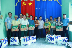 LÃNH ĐẠO CÁC XÃ: PHƯỚC MỸ TRUNG – TÂN THÀNH BÌNH – NHUẬN PHÚ TÂN, TỈNH VĨNH LONG THĂM, TẶNG QUÀ BÀ CON HUYỆN MỎ CÀY BẮC (CŨ) ĐỊNH CƯ TRÊN VÙNG KINH TẾ MỚI TẠI THÔN TÂN LẬP, XÃ TÂN KHAI