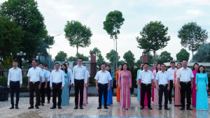 CÁC ĐỒNG CHÍ LÃNH ĐẠO, CÁN BỘ, CÔNG CHỨC, NGƯỜI LAO ĐỘNG XÃ TÂN KHAI CHÀO CỜ THÁNG 01/2026