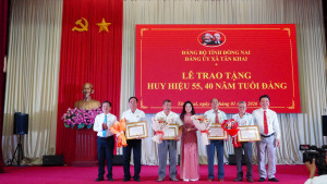 XÃ TÂN KHAI TRAO TẶNG HUY HIỆU 55, 40 NĂM TUỔI ĐẢNG ĐỢT 03/02/2026