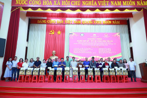 XUÂN ẤM ÁP – TẾT SẺ CHIA: TRAO 100 PHẦN QUÀ TẾT CHO HỘ KHÓ KHĂN XÃ TÂN KHAI