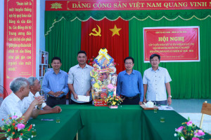           PHÓ CHỦ TỊCH UBND XÃ NGUYỄN VIẾT ĐỢI THĂM, CHÚC TẾT CÁC THÔN, ĐẢNG VIÊN CAO TUỔI VÀ HỘ CẬN NGHÈO