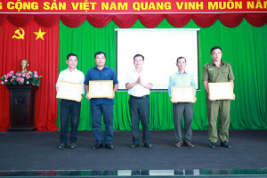 TÂN KHAI: 05 TẬP THỂ VÀ 10 CÁ NHÂN ĐƯỢC KHEN THƯỞNG TẠI HỘI NGHỊ TỔNG KẾT CÁC BAN CHỈ ĐẠO; BAN TỔ CHỨC THỰC HIỆN PHÒNG CHỐNG TỘI PHẠM, TỆ NẠN XÃ HỘI VÀ XÂY DỰNG PHONG TRÀO TDBVANTQ