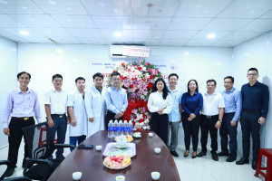 BÍ THƯ ĐẢNG ỦY QUÁCH THỊ ÁNH THĂM, CHÚC MỪNG PHÒNG KHÁM TÂM  LONG NHÂN KỶ NIỆM 71 NĂM NGÀY THẦY THUỐC VIỆT NAM