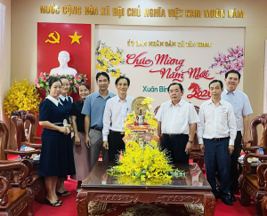 LÃNH ĐẠO ĐỘI QUẢN LÝ ĐIỆN HỚN QUẢN ĐẾN THĂM, CHÚC TẾT UBND XÃ TÂN KHAI