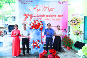 PHÓ CHỦ TỊCH UBND XÃ NGUYỄN VIẾT ĐỢI THĂM, CHÚC MỪNG TRẠM Y TẾ NHÂN KỶ NIỆM 71 NĂM NGÀY THẦY THUỐC VIỆT NAM