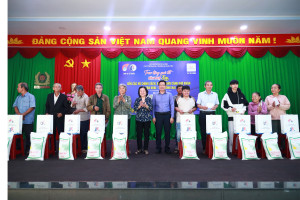 NGUYÊN CHỦ TỊCH NƯỚC TRƯƠNG MỸ HOA TRAO 100 PHẦN QUÀ TẾT CHO HỘ KHÓ KHĂN, TRẺ EM KHUYẾT TẬT XÃ TÂN KHAI TRƯỚC THỀM NĂM MỚI