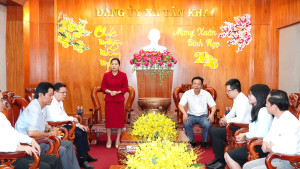 TUV – BÍ THƯ ĐẢNG ỦY – CHỦ TỊCH HĐND XÃ TÂN KHAI QUÁCH THỊ ÁNH  CHÚC TẾT CÁC CƠ QUAN CHUYÊN TRÁCH THAM MƯU, GIÚP VIỆC ĐẢNG ỦY, TRUNG TÂM CHÍNH TRỊ, ỦY BAN MẶT TRẬN TỔ QUỐC VÀ CÁC ĐOÀN THỂ