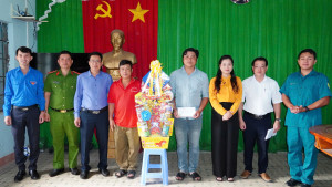 ĐỒNG CHÍ QUÁCH THỊ ÁNH - TUV, BÍ THƯ ĐẢNG ỦY, CHỦ TỊCH HĐND XÃ THĂM, CHÚC TẾT MẸ VIỆT NAM ANH HÙNG PHẠM THỊ BA, CÁC THÔN, GIA ĐÌNH CHÍNH SÁCH, NGƯỜI CÓ CÔNG, HỘ CẬN NGHÈO XÃ TÂN KHAI
