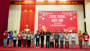 PHÓ BÍ THƯ TỈNH ỦY, CHỦ TỊCH ỦY BAN MTTQ VIỆT NAM TỈNH HUỲNH THỊ HẰNG TẶNG 100 PHẦN QUÀ CHO NGƯỜI NGHÈO