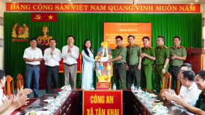 THƯỜNG TRỰC ĐẢNG ỦY XÃ THĂM, CHÚC TẾT CÁC LỰC LƯỢNG LÀM NHIỆM VỤ TRÊN ĐỊA BÀN
