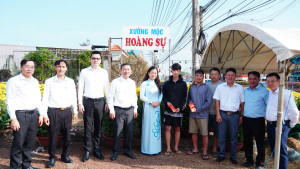 LÃNH ĐẠO XÃ TÂN KHAI THĂM, TẶNG QUÀ MỘT SỐ TIỂU THƯƠNG KINH DOANH HOA XUÂN BÍNH NGỌ 2026