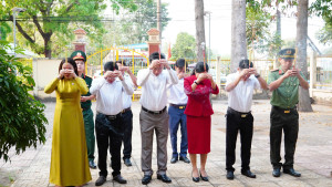 LÃNH ĐẠO XÃ DÂNG HƯƠNG NHÀ BIA TƯỞNG NIỆM LIỆT SĨ VÀ ĐÌNH THẦN TÂN KHAI