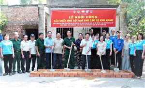 Các đại biểu thực hiện nghi thức khởi công sửa chữa nhà.