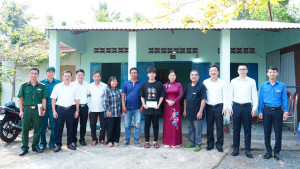 XÃ TÂN KHAI TỔ CHỨC CÁC ĐOÀN THĂM, TẶNG QUÀ, ĐỘNG VIÊN THANH NIÊN CHUẨN BỊ LÊN ĐƯỜNG THỰC HIỆN NGHĨA VỤ QUÂN SỰ