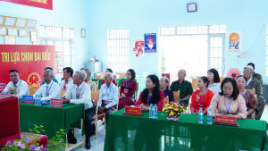 ĐỒNG CHÍ QUÁCH THỊ ÁNH – TỈNH ỦY VIÊN, BÍ THƯ ĐẢNG ỦY, CHỦ TỊCH HỘI ĐỒNG NHÂN DÂN XÃ DỰ KHAI MẠC BẦU CỬ TẠI TỔ BẦU CỬ THÔN TÀU Ô, ĐƠN VỊ BẦU CỬ SỐ 2