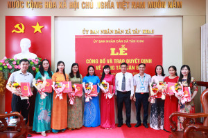 TÂN KHAI: CÔNG BỐ VÀ TRAO QUYẾT ĐỊNH BỔ NHIỆM LẠI ĐỐI VỚI 09 TRƯỜNG HỢP LÃNH ĐẠO, QUẢN LÝ TẠI CÁC TRƯỜNG TRÊN ĐỊA BÀN 