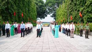 XÃ TÂN KHAI VIẾNG NGHĨA TRANG LIỆT SĨ BÌNH LONG, DÂNG HƯƠNG DI TÍCH CHIẾN THẮNG CHỐT CHẶN TÀU Ô VÀ NHÀ BIA TƯỞNG NIỆM LIỆT SĨ XÃ