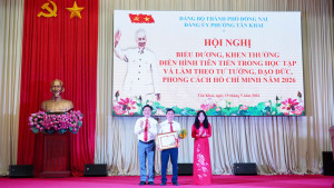 PHƯỜNG TÂN KHAI BIỂU DƯƠNG, KHEN THƯỞNG CÁC TẬP THỂ, CÁ NHÂN ĐIỂN HÌNH HỌC VÀ LÀM THEO BÁC; TRAO GIẢI HỘI THI BÁO CÁO VIÊN, TUYÊN TRUYỀN VIÊN GIỎI NĂM 2026