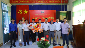 CHI BỘ 2, ĐẢNG BỘ TRƯỜNG THPT NGUYỄN HỮU CẢNH A, CHI BỘ TRƯỜNG THCS TÂN KHAI, CHI BỘ KHU PHỐ 2 KẾT NẠP 4 QUẦN CHÚNG ƯU TÚ VÀO ĐẢNG