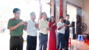 ĐỒNG CHÍ PHAN VĂN MẠNH – PHÓ BÍ THƯ THƯỜNG TRỰC ĐẢNG ỦY PHƯỜNG DỰ LỄ CÚNG KỲ YÊN ĐÌNH THẦN TÂN KHAI