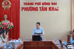 Phó Chủ tịch UBND phường Nguyễn Viết Đợi phát biểu kết luận buổi làm việc.