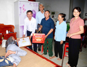 CHỦ TỊCH UBND PHƯỜNG NGUYỄN TÍN NGHĨA THĂM, CHÚC THỌ NGƯỜI CAO TUỔI