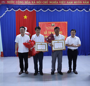 TÂN KHAI TRAO HUY HIỆU 45 NĂM, 30 NĂM TUỔI ĐẢNG CHO HAI ĐẢNG VIÊN