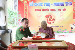 ĐOÀN CÔNG TÁC THÀNH PHỐ ĐỒNG NAI THĂM, TẶNG QUÀ, CHÚC THỌ CỤ NGUYỄN THỊ BÊ NHÂN DỊP CỤ TRÒN 100 TUỔI