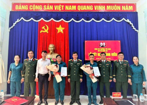 Hai quần chúng vừa được kết nạp vào Đảng cộng sản Việt Nam chụp hình lưu niệm với Chi bộ quân sự.