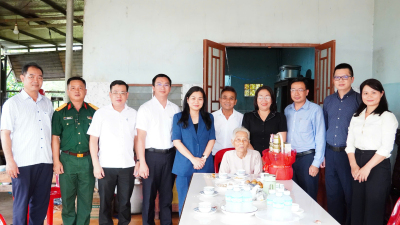 LÃNH ĐẠO PHƯỜNG TÂN KHAI THĂM MẸ VIỆT NAM ANH HÙNG PHẠM THỊ...